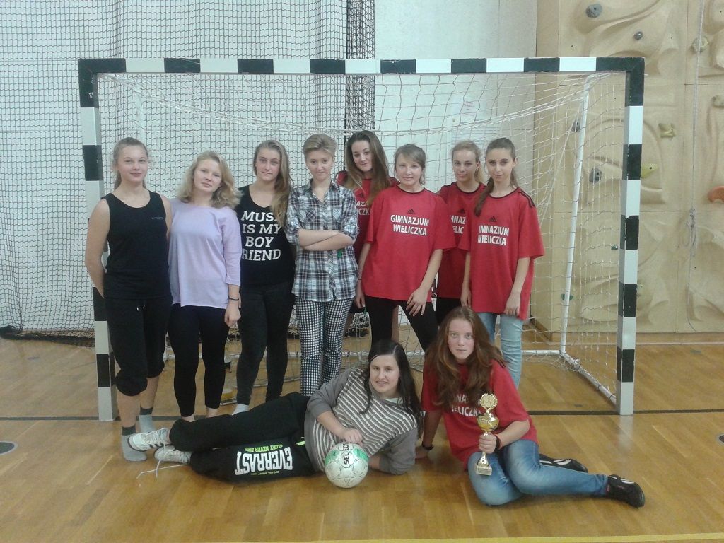 Read more about the article Dziewczęta też potrafią grać w piłkę nożną !
