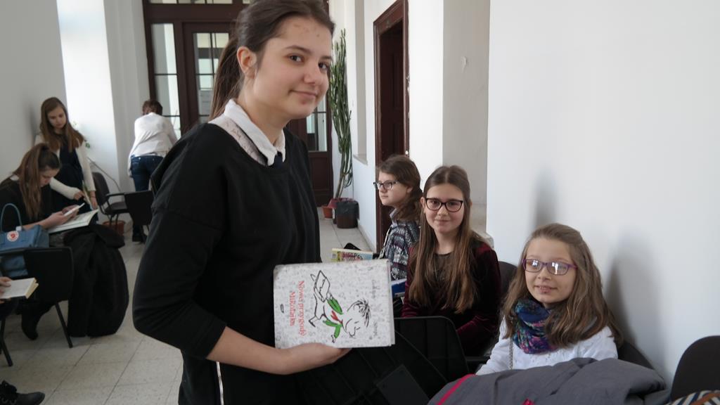 You are currently viewing Dziewczyny czytają! Udział w Małopolskim Konkursie  Pięknego Czytania.