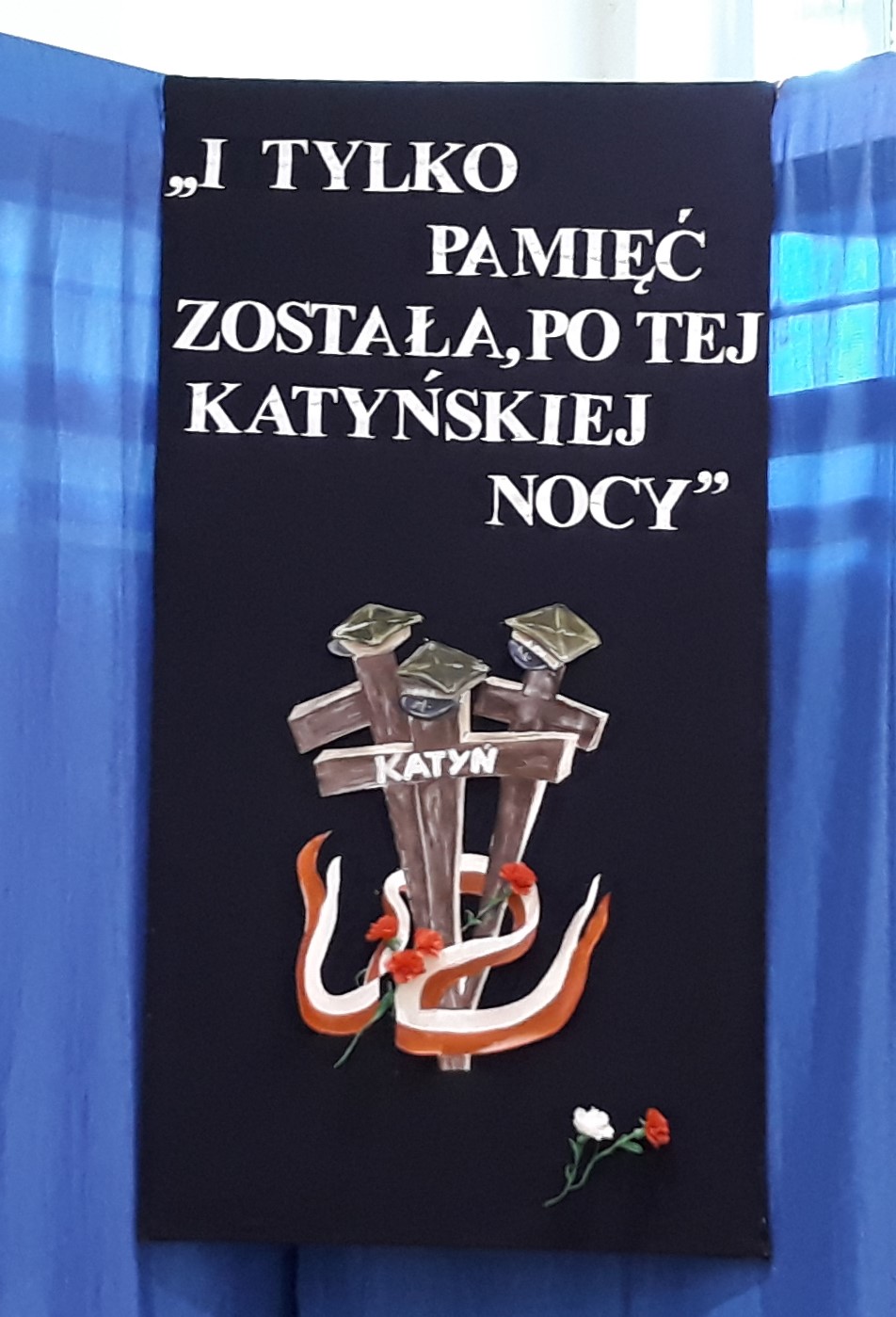 Read more about the article „ … I TYLKO PAMIĘĆ ZOSTAŁA  PO TEJ KATYŃSKIEJ NOCY…”  Akademia z okazji Dnia Pamięci Ofiar Zbrodni Katyńskiej